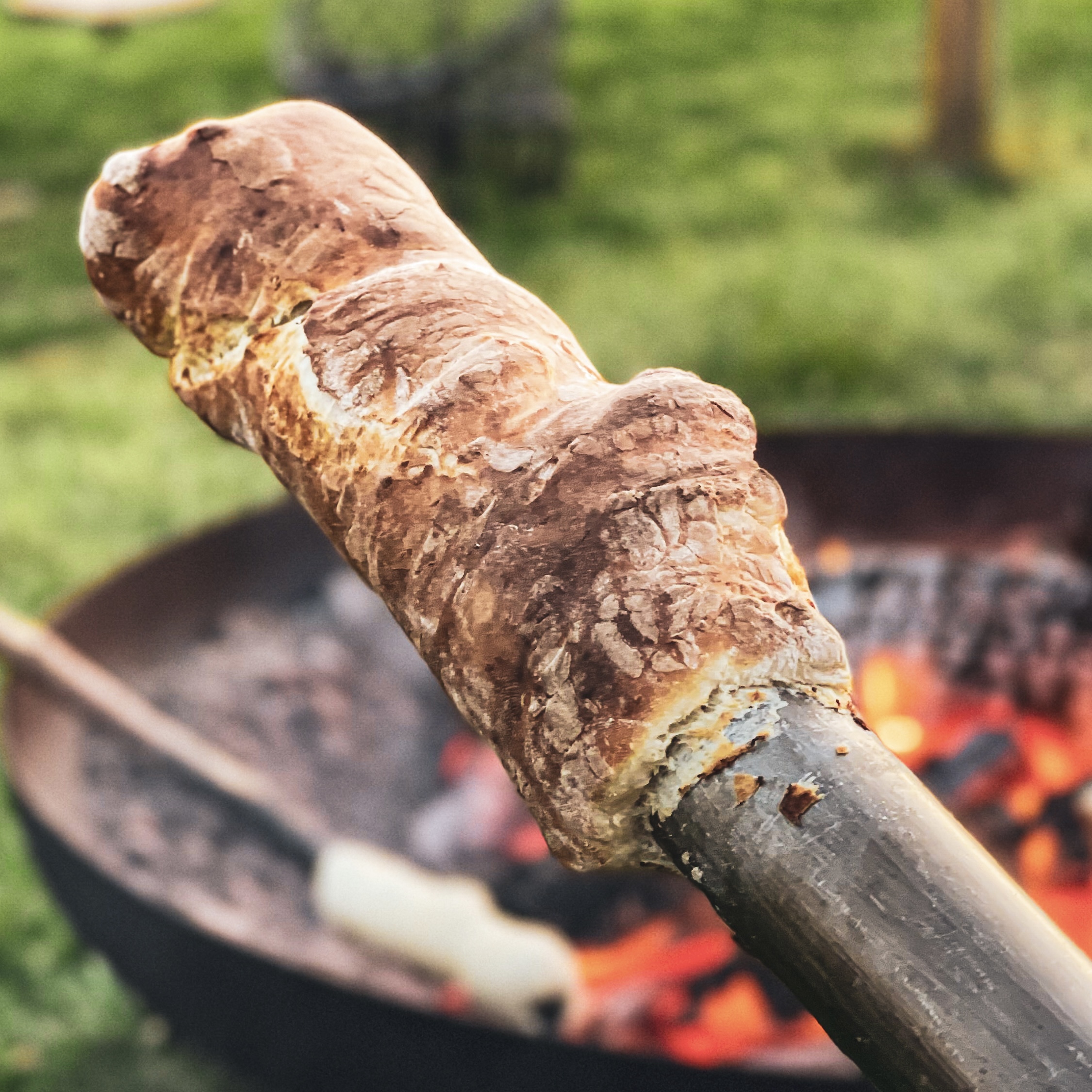 Stockbrot vor Glut